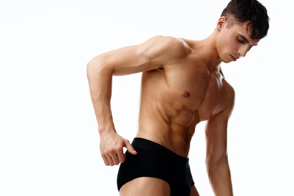 Sportowy mężczyzna topless pokazując mięśnie ramienia i fitness kulturysta model majtki — Zdjęcie stockowe