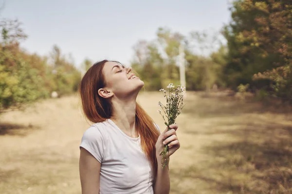 Alegre mujer caminar en el campo sol libertad viaje —  Fotos de Stock