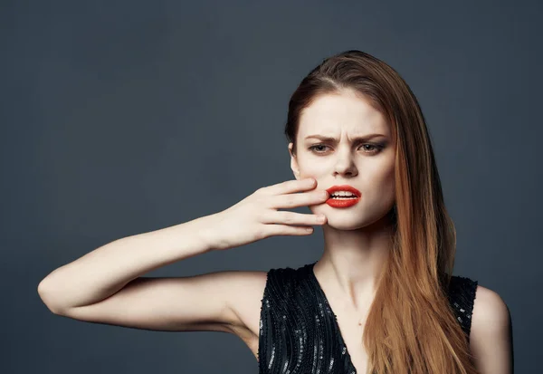 Schöne Frau in einem schwarzen Kleid Mode Lifestyle isolierten Hintergrund — Stockfoto