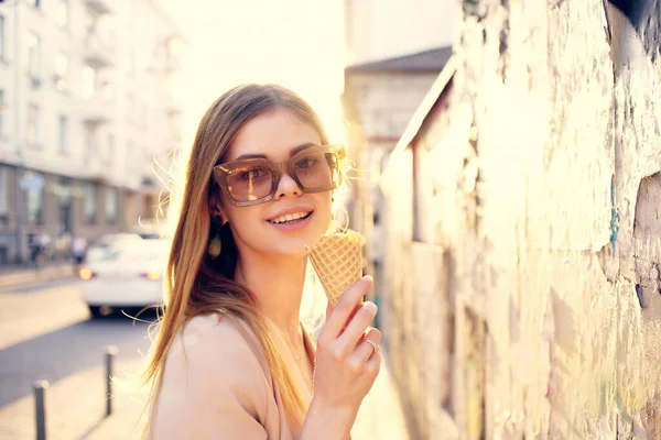 Симпатичная женщина на улице с мороженым — стоковое фото