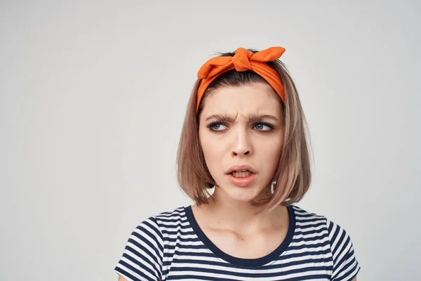 Emotionale Frau in gestreiftem T-Shirt Stirnband Mode isoliert Hintergrund — Stockfoto