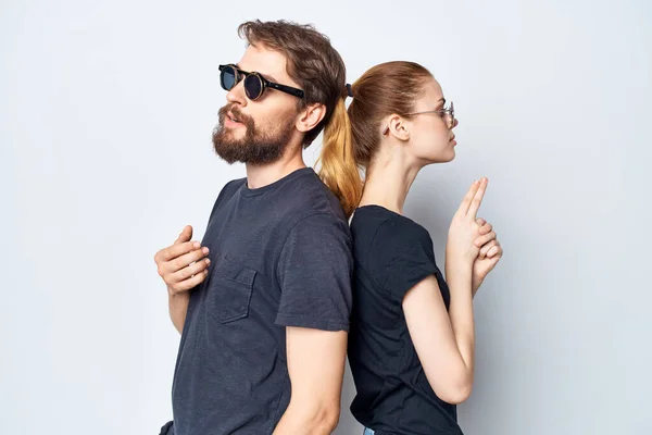 Módní muž a žena přátelství komunikace romantika nošení sluneční brýle studio životní styl — Stock fotografie