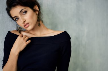 Siyah elbiseli kadın gülümseme dekorasyon ışık arka planı