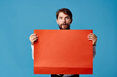 Neşeli adam kırmızı sayfa sunumu izole edilmiş arka plan reklamı