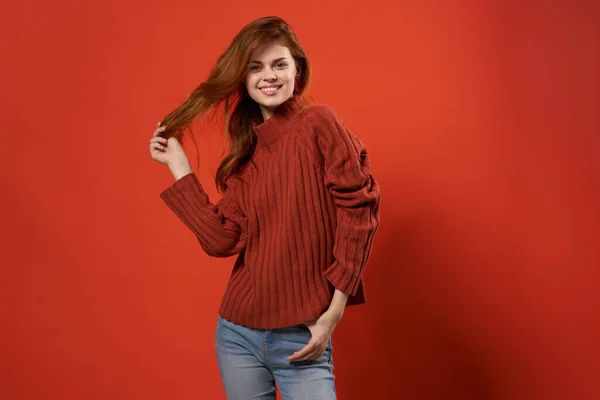 Bonita mulher no vermelho suéter posando estúdio isolado fundo — Fotografia de Stock
