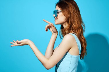 Moda gözlüklü güzel bir kadın. Çekici bir arka plan.