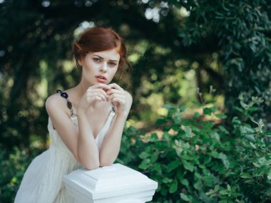 Beyaz elbiseli çekici kadın Yunan cazibesi geleneği