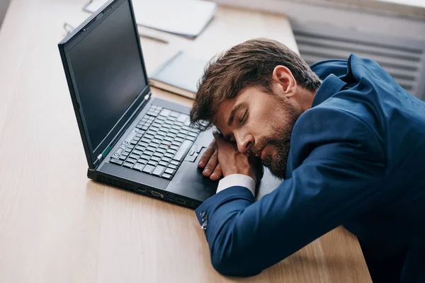 Homem de negócios dormindo na frente do laptop em seu escritório de mesa — Fotografia de Stock