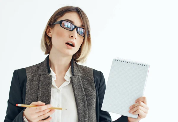 Ділова жінка в теці окулярів для паперів рекламний офіційний копіювальний простір — стокове фото
