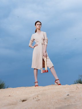Güzel bir kadın kumsalda yürüyor Tropik bir model