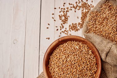 Mısır gevreğinin üzerine doğal malzemeler, yakın çekim.