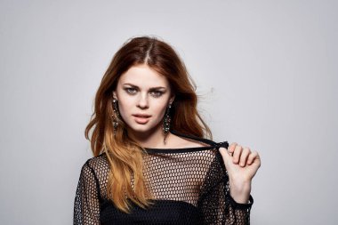 Güzel bir kadın. Makyaj dekorasyonu. Tutku ışığı arka planı.