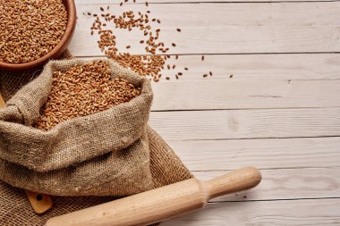 Ahşap masa yemekleri. Doğal malzemeler yukarıdan görünüyor.