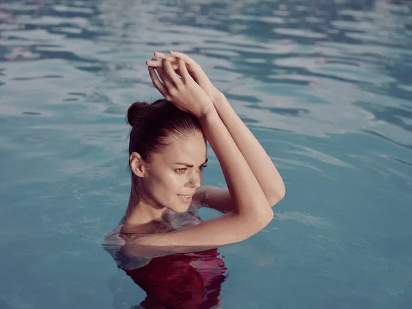 Женщина в купальнике в бассейне отдых природа свежий воздух — стоковое фото