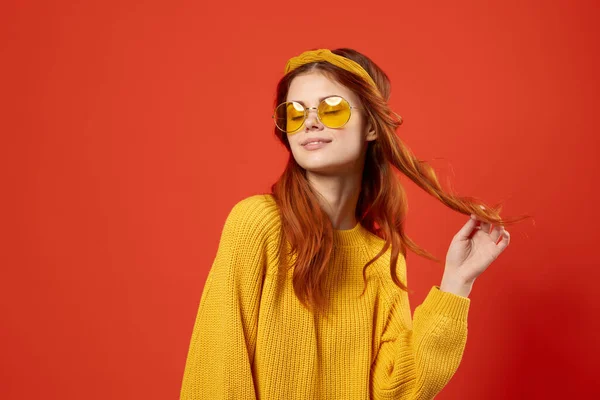 Femme en pull jaune avec bandeau mode style hipster moderne — Photo