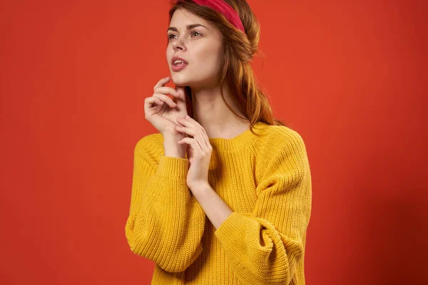Mulher alegre em suéter amarelo vermelho headband decoração moda rua estilo — Fotografia de Stock