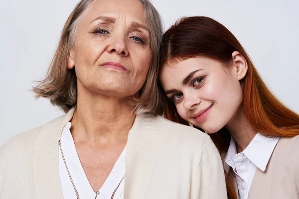 Mutter und Tochter umarmen Kommunikationsfamilie — Stockfoto