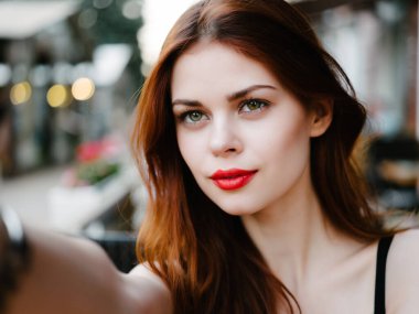 Güzel kadın kafe yaz tatili yaşam tarzı eğlence