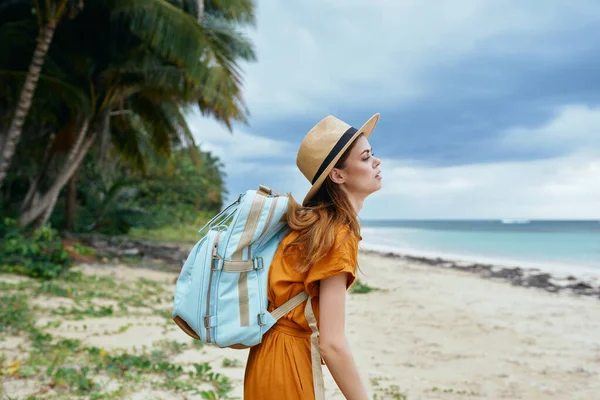 Viajante com uma mochila perto do mar na natureza na ilha — Fotografia de Stock