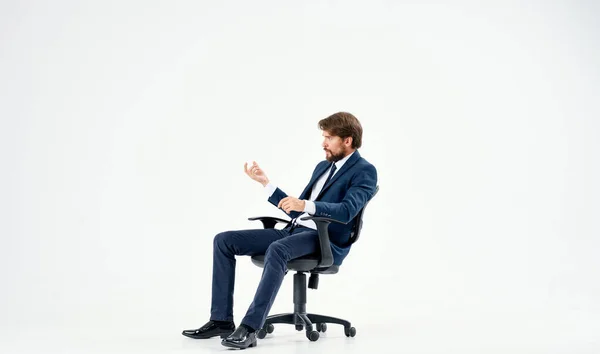 Homme d'affaires en costume assis dans un studio d'émotions chaise — Photo