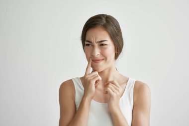 Beyaz tişörtlü kadın sağlık sorunları duygusal depresyon hoşnutsuzluğu