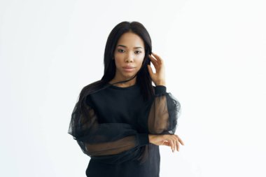 neşeli Afrikalı kadın şık saç stili uzun saç estetiği