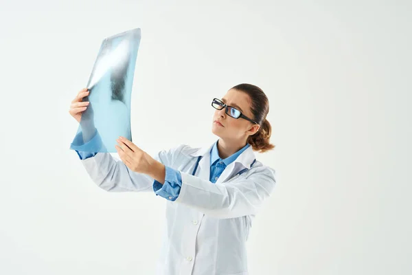 Läkare i vit rock undersökning Professionell ljus bakgrund — Stockfoto