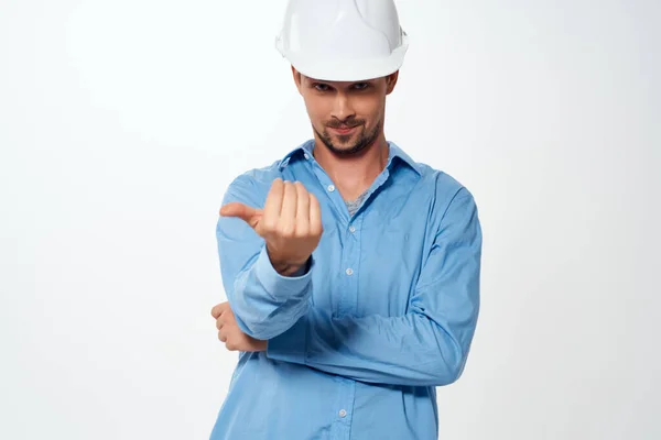 Constructeur masculin dans un casque blanc construction industrie lumière arrière-plan — Photo