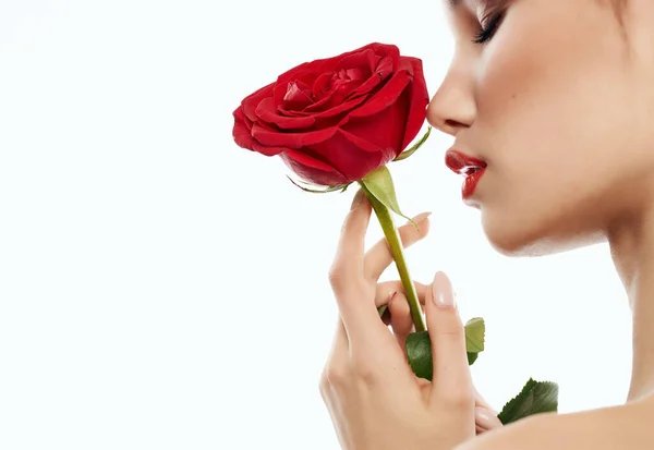 Gyönyörű nő vonzó megjelenés rózsa virág piros ajkak csillogás — Stock Fotó