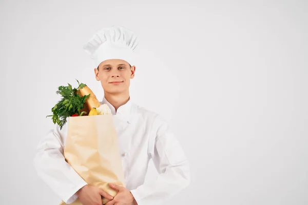 Uomo in chef vestiti cibo pacchetto cibo sano cucina servizio — Foto Stock