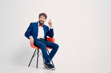 Kırmızı koltuklu iş adamı profesyonel özgüven