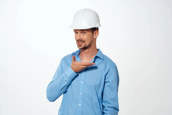 Працівник чоловік інженер будівництво білий шолом — стокове фото