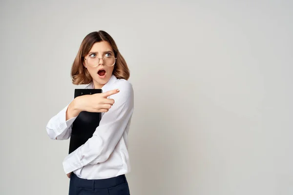 Gerente do sexo feminino escritório oficial sucesso emoções estúdio posando — Fotografia de Stock