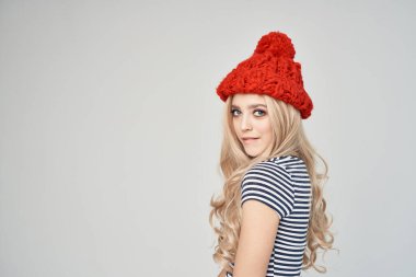 Güzel bir kadın el hareketleriyle makyaj stüdyosuna poz veriyor.