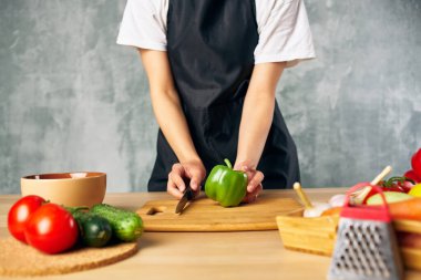 Ev hanımı sağlıklı yemek pişiriyor.