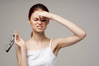 Beyaz tişörtlü kadın görme sorunları miyop stüdyo tedavisi