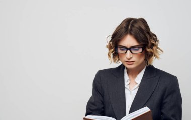 İş kadını not defteri profesyonel ofisi belgeledi