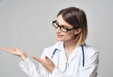 Stetoskop hastanesinde bayan doktor.