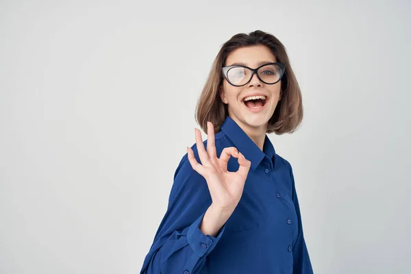 Elegante vrouw met bril in blauw shirt fashion licht achtergrond — Stockfoto