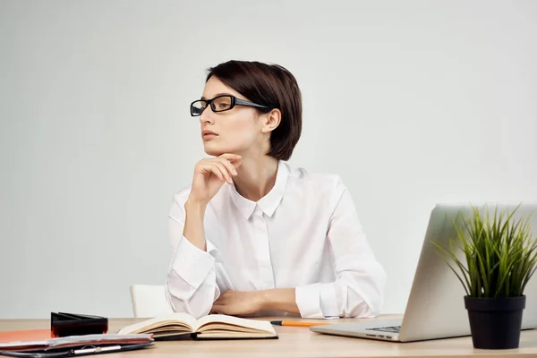 Managerin im Büro Sekretärinnen isolierter Hintergrund — Stockfoto