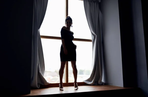 在窗边摆姿势的女人优雅的风格魅力 — 图库照片