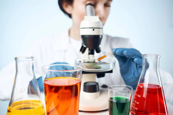 Wetenschapper chemische oplossingen bioloog onderzoek Studio — Stockfoto