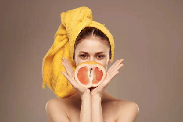 Wanita cantik bahu telanjang kulit bersih latar belakang terisolasi eksotis — Stok Foto