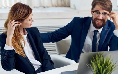 İş arkadaşları ofis iletişimi finans yöneticileri