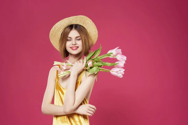 분홍색 꽃 꽃다발을 들고 있는 매력적 인 여자 — 스톡 사진
