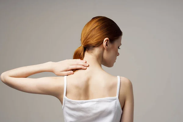 Kobieta w białej koszulce reumatyzm ból w szyi problemy zdrowotne izolowane tło — Zdjęcie stockowe