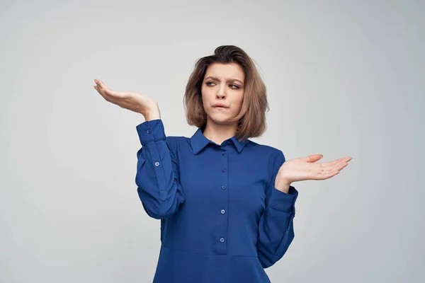 Frau in blauem Hemd Mode eleganten Stil Licht Hintergrund — Stockfoto