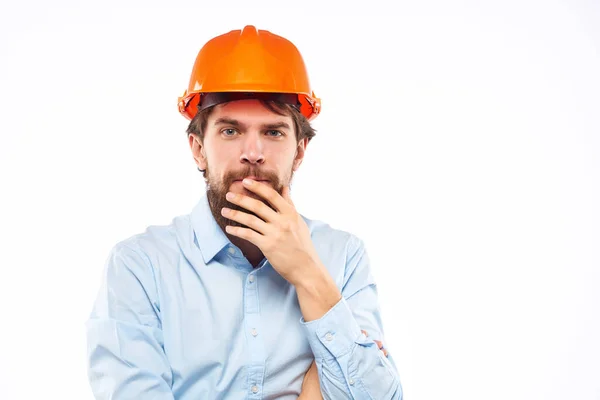 Человек в рубашке оранжевый шлем бригадир работы строительство — стоковое фото