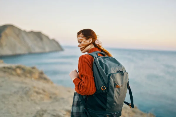 Жінка ходить з рюкзаком на спині, ходить в горах пригоди свіжого повітря — стокове фото