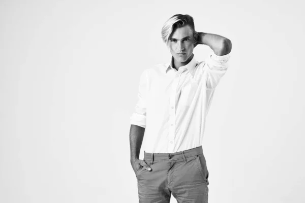 Man in wit shirt en broek mode elegante poseren stijl — Stockfoto